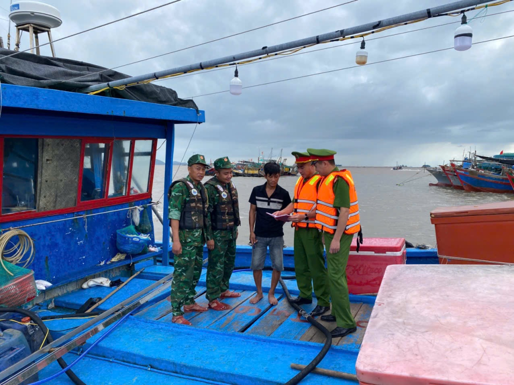 Lực lượng chức năng phường Móng Cái 2, chủ động tuyên truyền ngư dân về nơi tránh trú bão an toàn Lực lượng chức năng phường Móng Cái 2, chủ động tuyên truyền ngư dân về nơi tránh trú bão an toàn