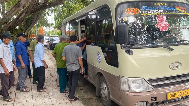 Công an xã, phường bố trí phương tiện đón, đưa thân nhân liệt sĩ Công an xã, phường bố trí phương tiện đón, đưa thân nhân liệt sĩ