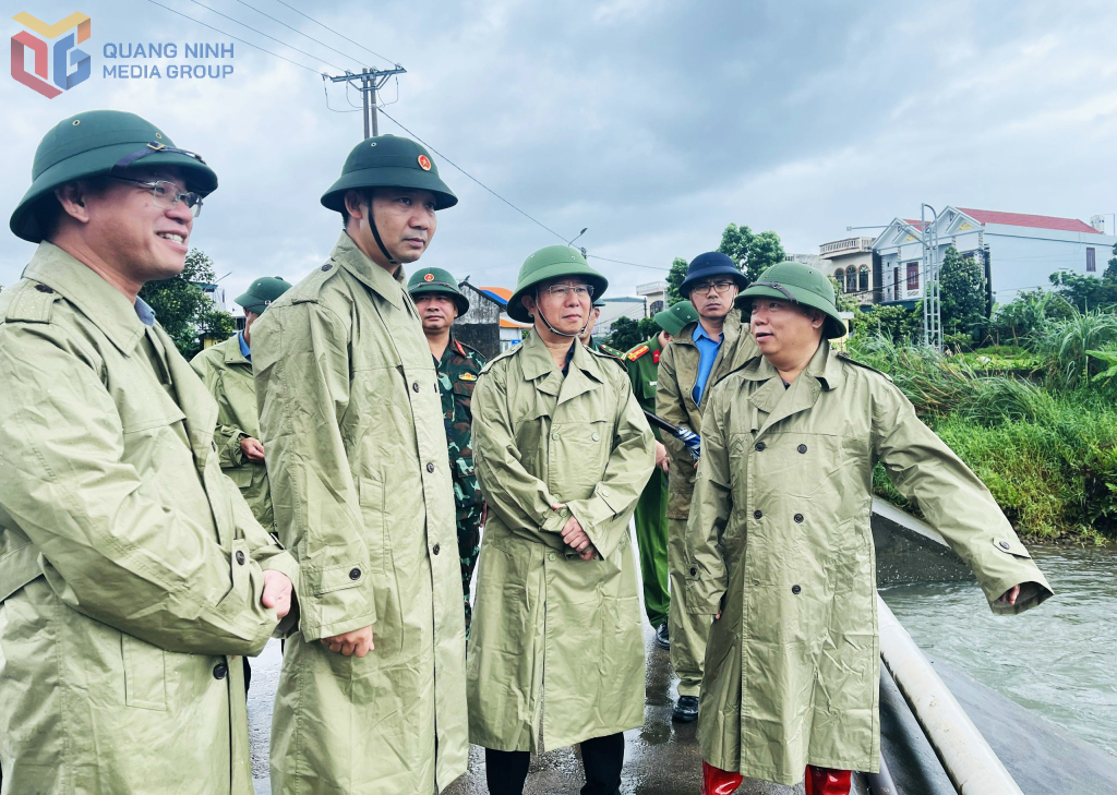 &Ocirc;ng Nguyễn Văn C&ocirc;ng, Ph&oacute; Chủ tịch UBND tỉnh Quảng Ninh, Ph&oacute; Trưởng ban Thường trực Ban Chỉ huy Ph&ograve;ng chống thi&ecirc;n tai - T&igrave;m kiếm cứu nạn v&agrave; Ph&ograve;ng thủ d&acirc;n sự tỉnh chỉ đạo c&ocirc;ng t&aacute;c ph&ograve;ng chống b&atilde;o số 1 c&aacute;c địa phương Quảng H&agrave;, Quảng Đức, Đường Hoa v&agrave; kiểm tra c&ocirc;ng t&aacute;c ph&ograve;ng chống mưa lũ tại ngầm tr&agrave;n 2, x&atilde; Quảng H&agrave;