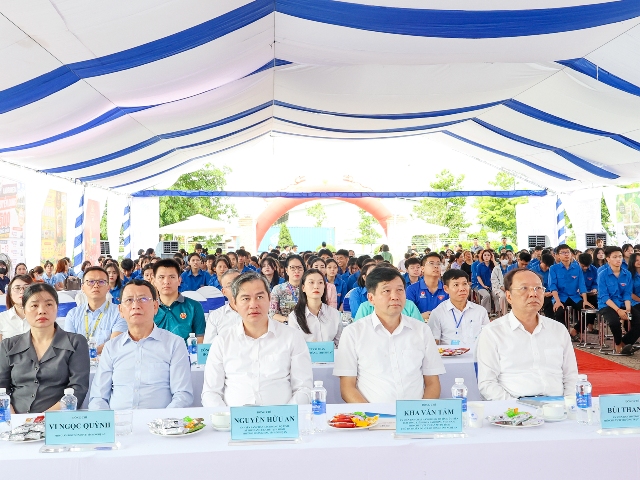 Các đại biểu tham dự ngày hội việc làm. Các đại biểu tham dự ngày hội việc làm.