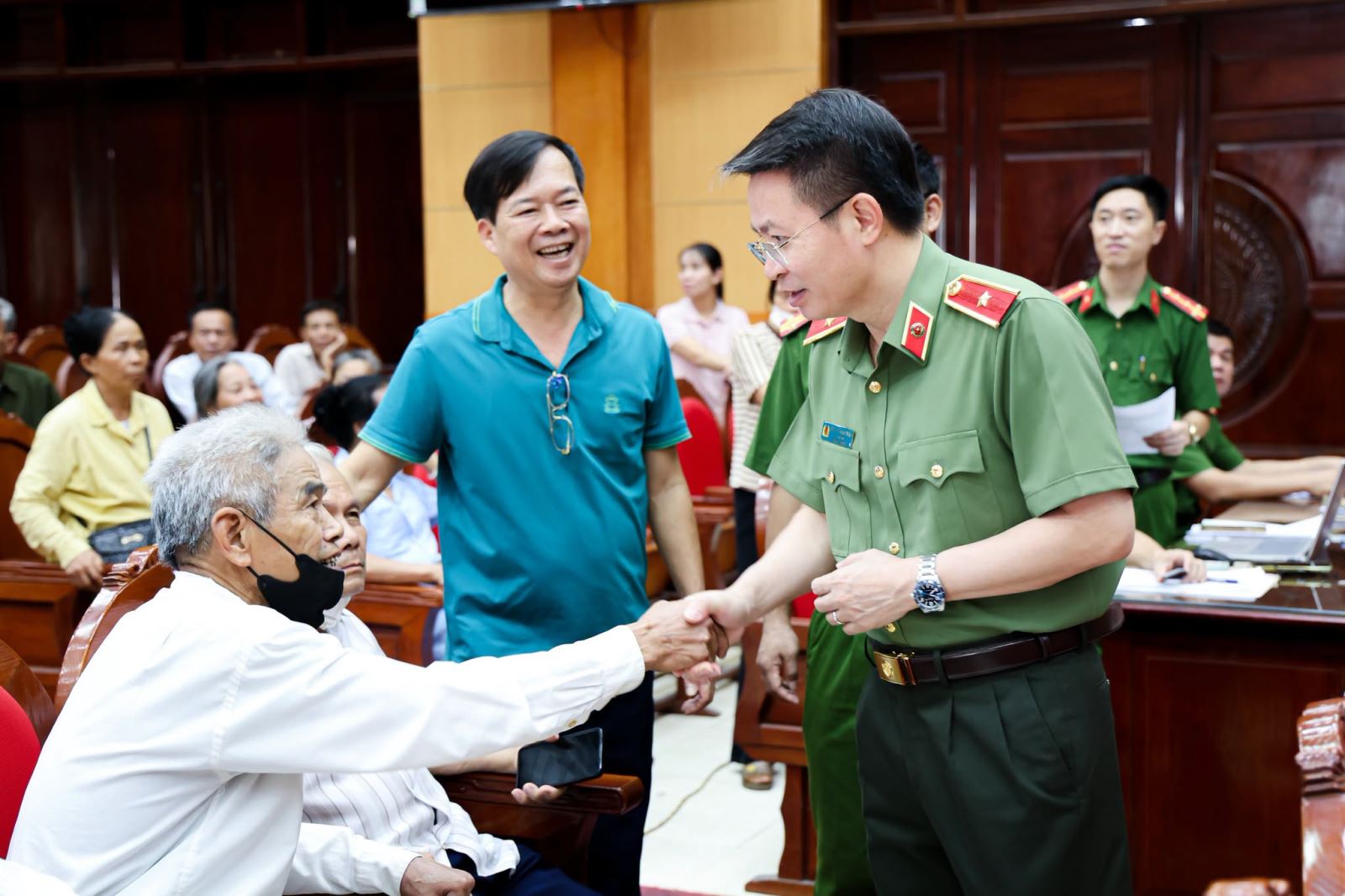 Thiếu tướng Nguyễn Minh Tuấn, Giám đốc Công an tỉnh Phú Thọ thăm hỏi, động viên thân nhân các gia đình liệt sĩ đến tham gia lấy mẫu ADN. Ảnh: congan.phutho.gov.vn Thiếu tướng Nguyễn Minh Tuấn, Giám đốc Công an tỉnh Phú Thọ thăm hỏi, động viên thân nhân các gia đình liệt sĩ đến tham gia lấy mẫu ADN. Ảnh: congan.phutho.gov.vn