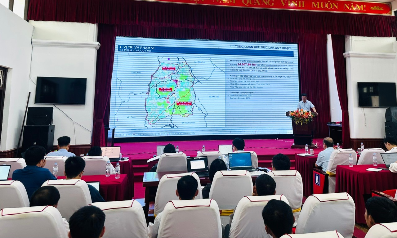 oàn cảnh Hội nghị lấy ý kiến đối với Đồ án Quy hoạch chung Khu du lịch Quốc gia cao nguyên Sìn Hồ. (Ảnh: laichau.gov.vn) oàn cảnh Hội nghị lấy ý kiến đối với Đồ án Quy hoạch chung Khu du lịch Quốc gia cao nguyên Sìn Hồ. (Ảnh: laichau.gov.vn)