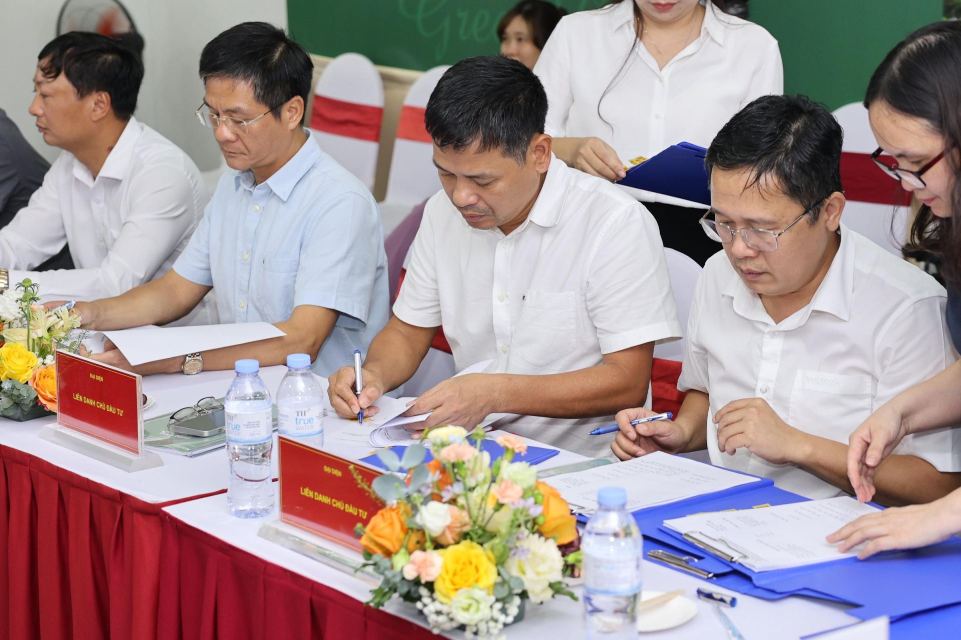 Đại diện Li&ecirc;n danh chủ đầu tư theo d&otilde;i s&aacute;t sao qu&aacute; tr&igrave;nh bốc thăm trực tuyến