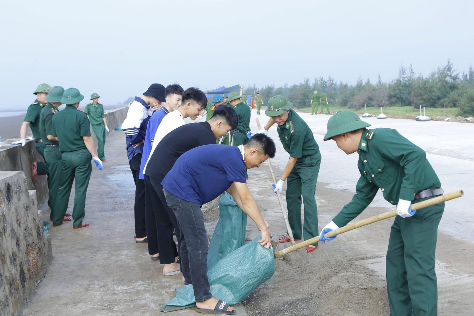 Ra quân thu dọn, làm sạch môi trường bờ biển Giao Ninh Ra quân thu dọn, làm sạch môi trường bờ biển Giao Ninh