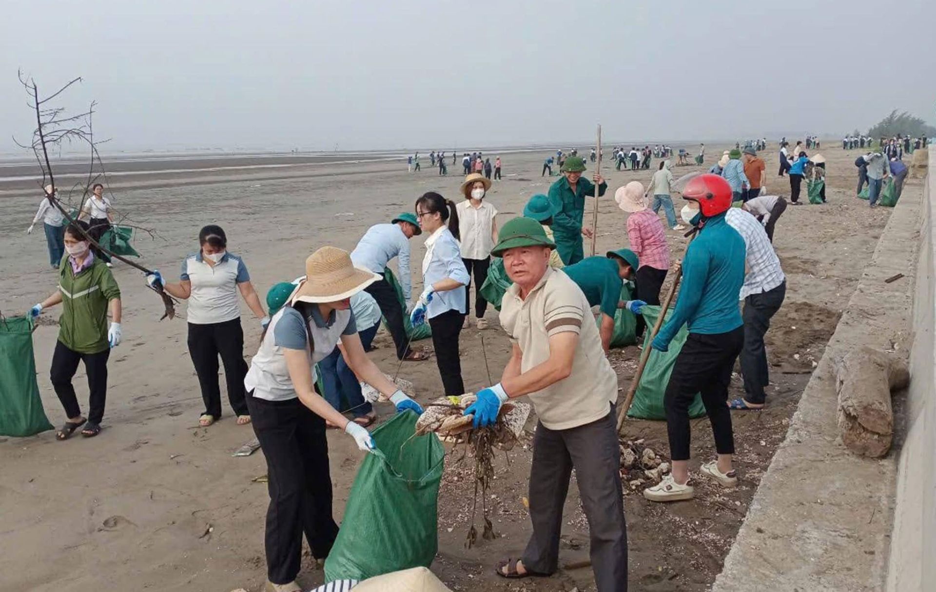 Với sự tham gia của các đồng chí lãnh đạo địa phương, các đồng chí cán bộ, công chức, chuyên viên các phòng ban, công an xã, đồn biên phòng Quất Lâm và đông đảo các đồng chí đoàn viên, thanh niên đã thu dọn 2,5km bờ biển. Hãy cùng Giao Ninh ra quân dọn sạch biển - giữ gìn cho thế hệ mai sau! Với sự tham gia của các đồng chí lãnh đạo địa phương, các đồng chí cán bộ, công chức, chuyên viên các phòng ban, công an xã, đồn biên phòng Quất Lâm và đông đảo các đồng chí đoàn viên, thanh niên đã thu dọn 2,5km bờ biển. Hãy cùng Giao Ninh ra quân dọn sạch biển - giữ gìn cho thế hệ mai sau!