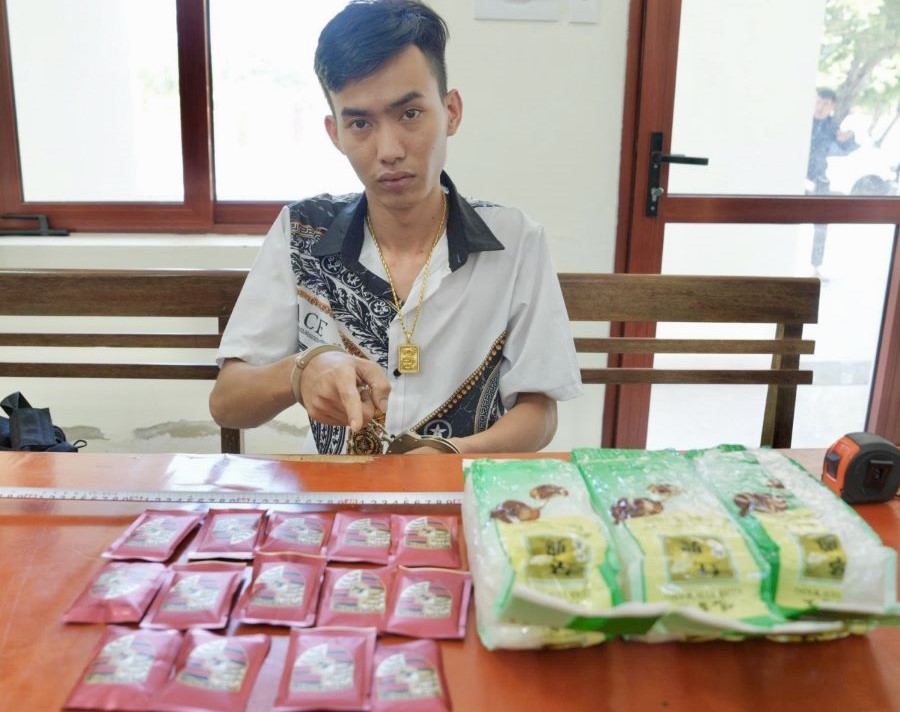 Đối tượng Hoàng Viết Toàn đến cơ quan Công an đầu thú và tự nguyện giao nộp khoảng 3kg ma túy tổng hợp dạng đá Đối tượng Hoàng Viết Toàn đến cơ quan Công an đầu thú và tự nguyện giao nộp khoảng 3kg ma túy tổng hợp dạng đá