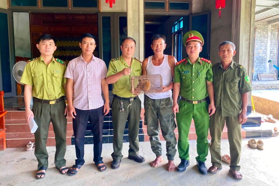 Trạm Kiểm lâm Mai Hóa phối hợp với Công an xã Tuyên Phú và UBND xã Tuyên Phú tiếp nhận cá thể culi Trạm Kiểm lâm Mai Hóa phối hợp với Công an xã Tuyên Phú và UBND xã Tuyên Phú tiếp nhận cá thể culi