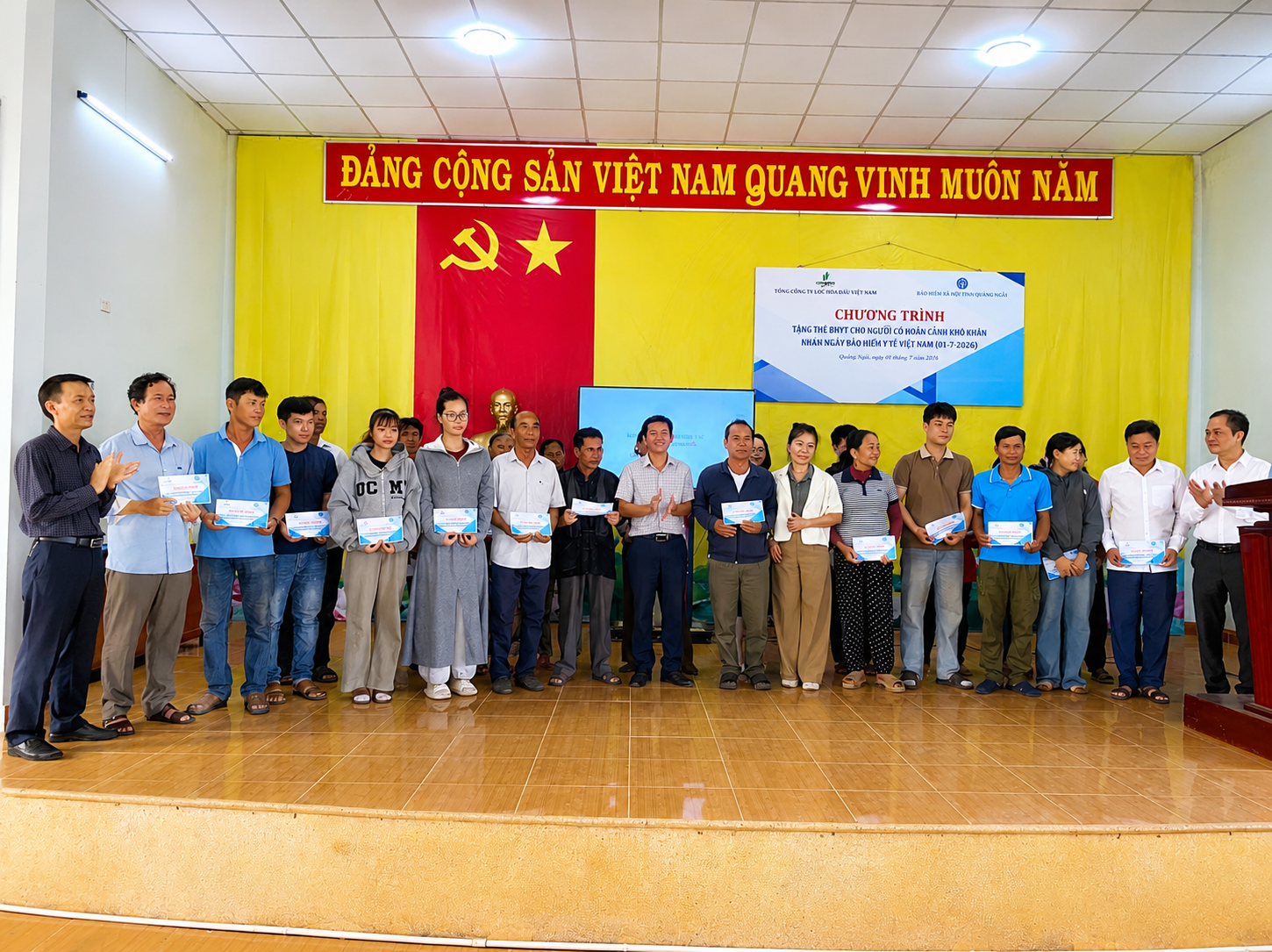 BSR tặng hàng trăm thẻ Mansion88 khuyến mãi hấp dẫn y tế cho người nghèo khu vực Nhà máy Lọc dầu Dung Quất