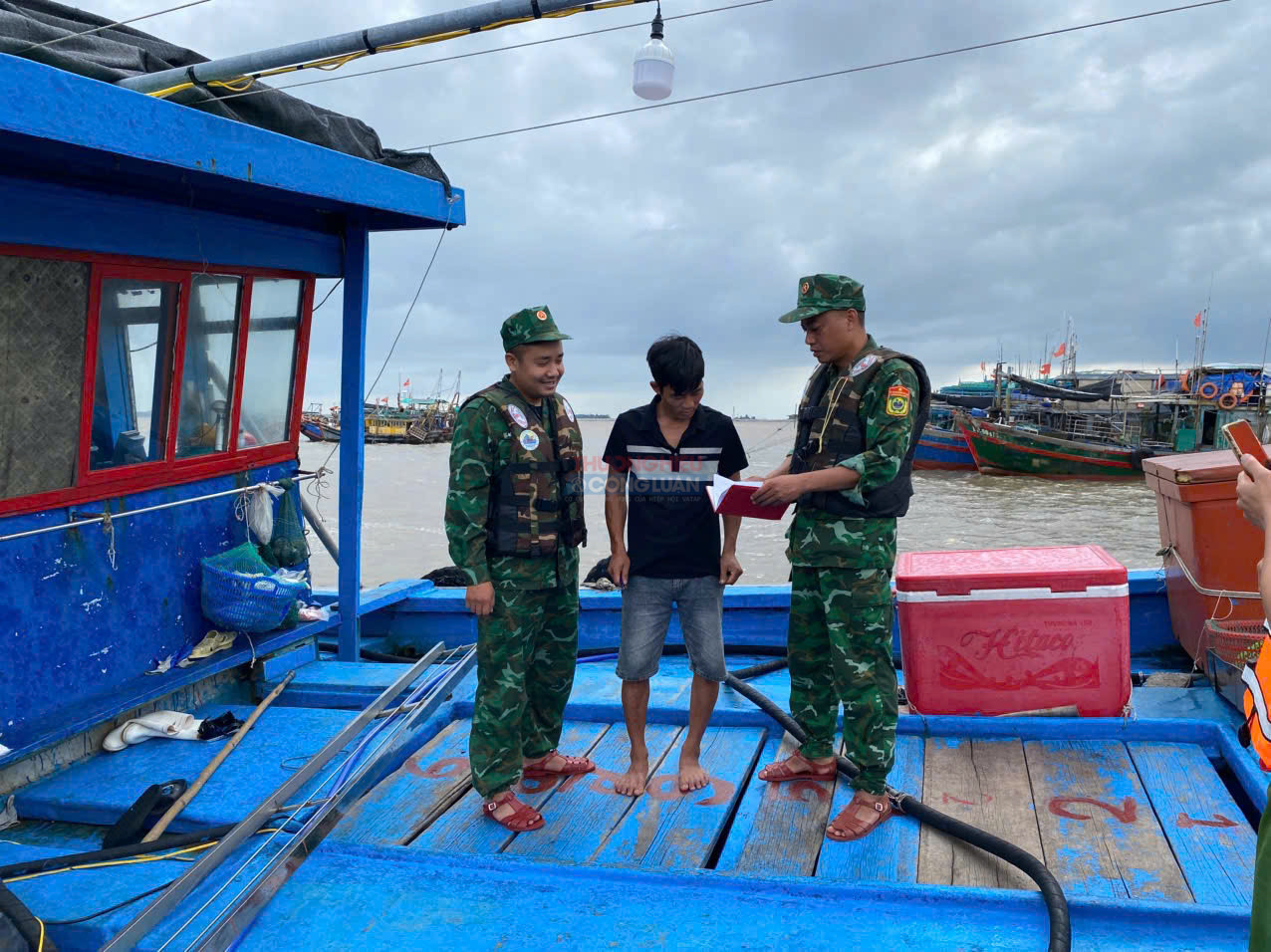 Bộ đội Bi&ecirc;n ph&ograve;ng Tr&agrave; Cổ ph&aacute;t t&agrave;i liệu tuy&ecirc;n truyền, nhắc nhở ngư d&acirc;n chấp h&agrave;nh c&aacute;c quy định về ph&ograve;ng, chống b&atilde;o.