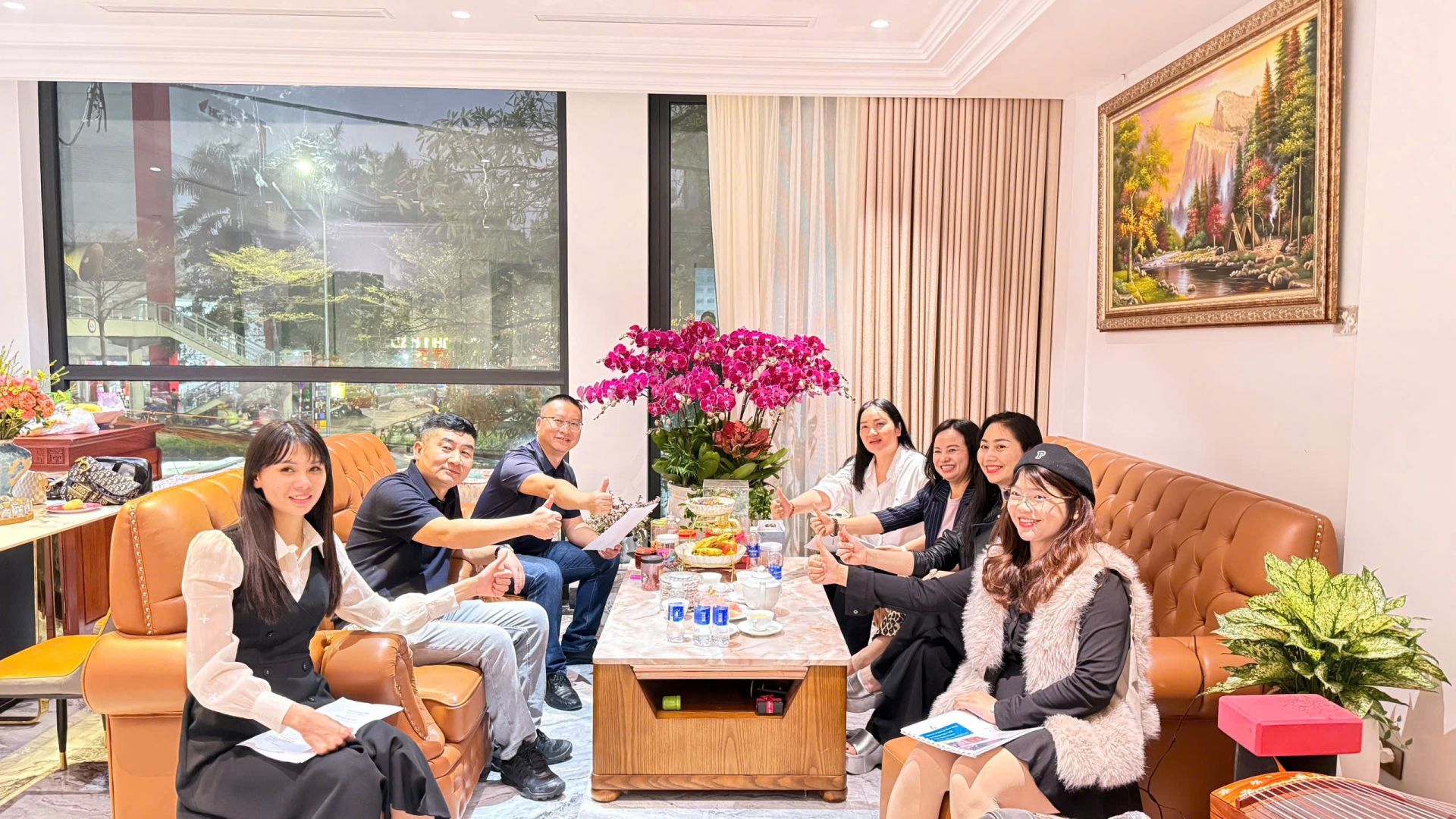 Tổng Giám đốc Gia Hana Group Lương Thục Nghi (ngoài cùng bên phải) cùng các cộng sự có buổi làm việc và tiếp đón thân mật đoàn khách hàng đối tác. Tổng Giám đốc Gia Hana Group Lương Thục Nghi (ngoài cùng bên phải) cùng các cộng sự có buổi làm việc và tiếp đón thân mật đoàn khách hàng đối tác.