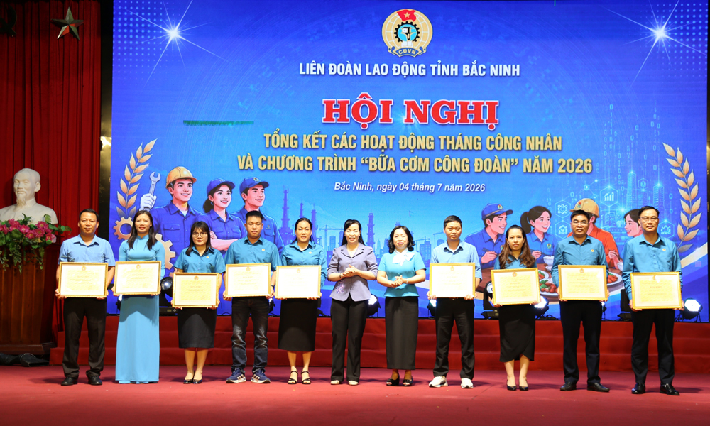 C&aacute;c đồng ch&iacute; Th&aacute;i Thu Xương v&agrave; Nguyễn Thị H&agrave; trao Bằng khen của Tổng Li&ecirc;n đo&agrave;n Lao động Việt Nam cho c&aacute;c tập thể.