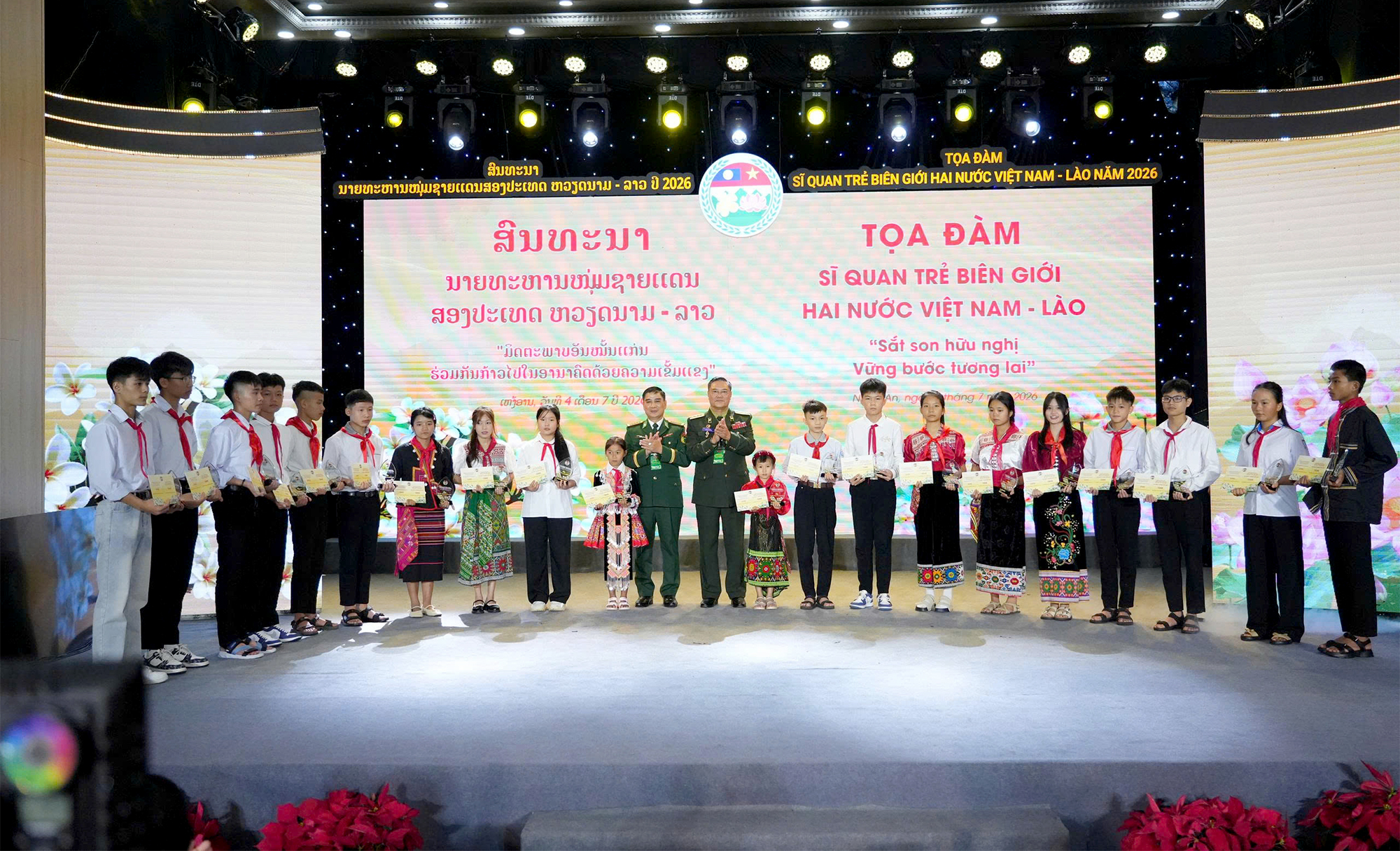 Đại tá Đao-kay Lợt-li-văn - Phó Chính ủy, Chủ nhiệm Chính trị Bộ Tư lệnh Bộ đội Biên phòng Quân đội nhân dân Lào và Đại tá Nguyễn Quốc Hiếu - Phó Chủ nhiệm Chính trị Bộ đội Biên phòng Việt Nam tặng quà cho các cháu học sinh. Đại tá Đao-kay Lợt-li-văn - Phó Chính ủy, Chủ nhiệm Chính trị Bộ Tư lệnh Bộ đội Biên phòng Quân đội nhân dân Lào và Đại tá Nguyễn Quốc Hiếu - Phó Chủ nhiệm Chính trị Bộ đội Biên phòng Việt Nam tặng quà cho các cháu học sinh.