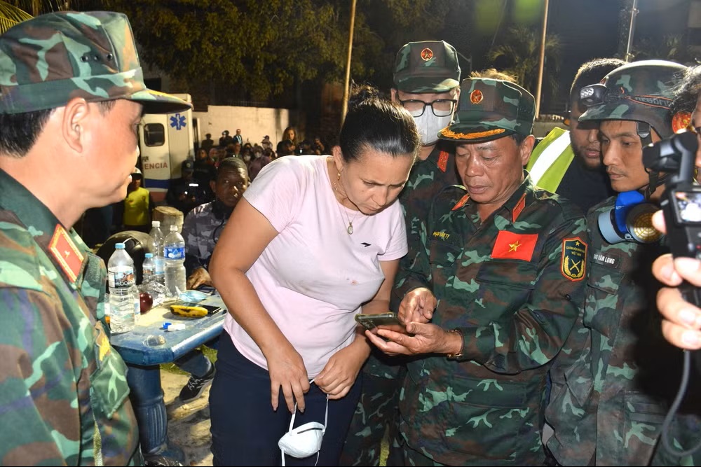 Thiếu tướng Phạm Văn Tỵ, Phó Cục trưởng Cục Cứu hộ-Cứu nạn (Bộ Tổng Tham mưu) thông báo cho thân nhân về kết quả cuộc tìm kiếm, rạng sáng 4/7 (giờ địa phương). (Ảnh: HOÀNG VŨ) Thiếu tướng Phạm Văn Tỵ, Phó Cục trưởng Cục Cứu hộ-Cứu nạn (Bộ Tổng Tham mưu) thông báo cho thân nhân về kết quả cuộc tìm kiếm, rạng sáng 4/7 (giờ địa phương). (Ảnh: HOÀNG VŨ)