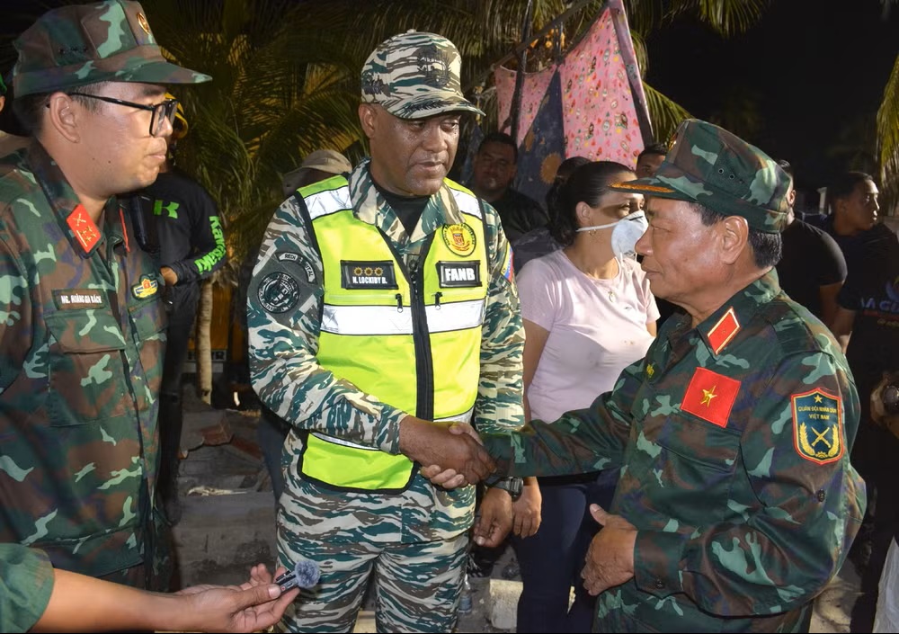 Tư lệnh lực lượng dân quân Venezuela Nayade Lockiby Belmonte có mặt tại hiện trường theo dõi cuộc tìm kiếm vào đêm 3/7 (giờ địa phương) Tư lệnh lực lượng dân quân Venezuela Nayade Lockiby Belmonte có mặt tại hiện trường theo dõi cuộc tìm kiếm vào đêm 3/7 (giờ địa phương)