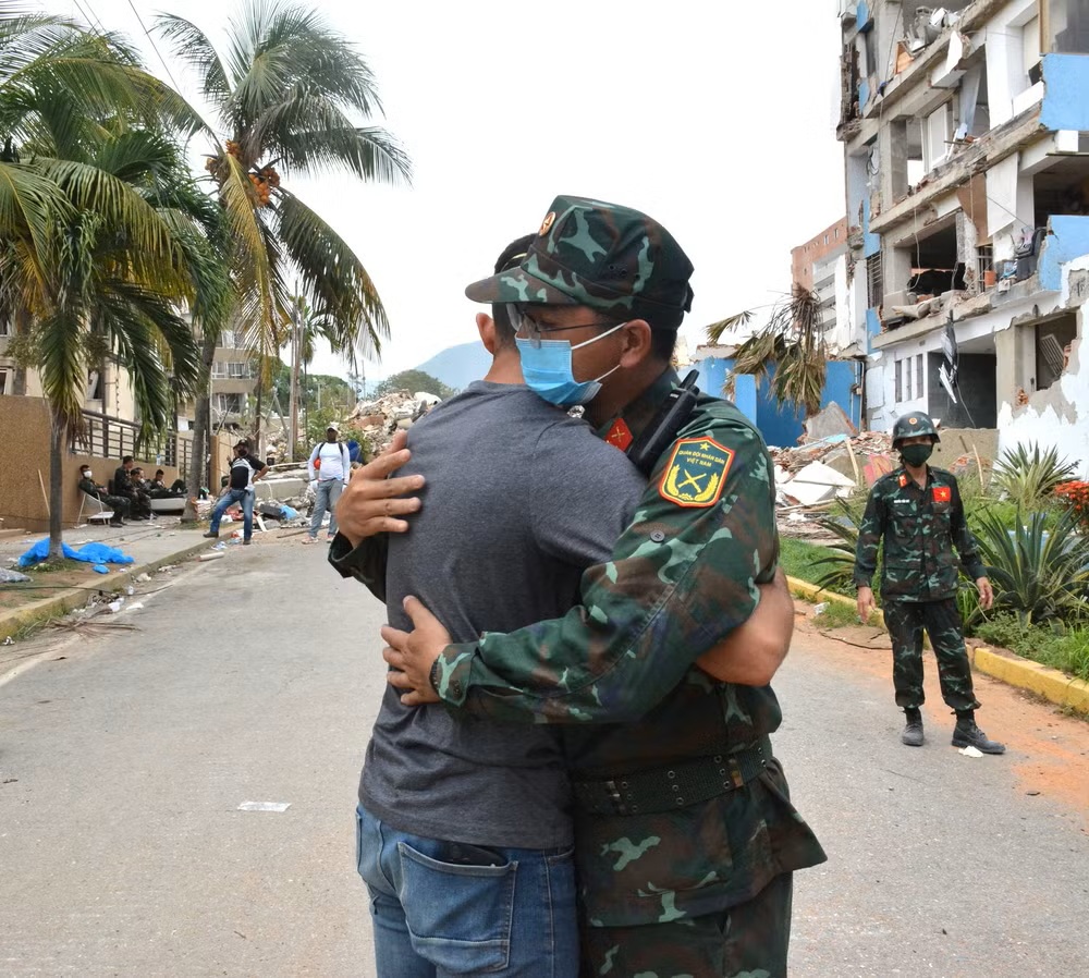 Anh Oscar Fernandez cảm ơn bộ đội Việt Nam đã giúp tìm kiếm và đưa thi thể mẹ anh ra khỏi công trình đổ sập, ngày 4/7 (giờ địa phương) Anh Oscar Fernandez cảm ơn bộ đội Việt Nam đã giúp tìm kiếm và đưa thi thể mẹ anh ra khỏi công trình đổ sập, ngày 4/7 (giờ địa phương)