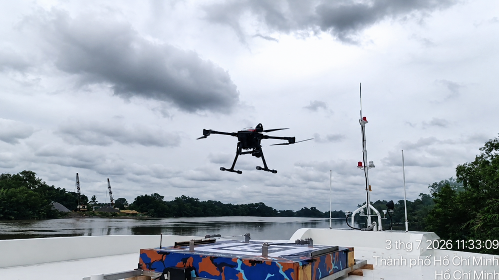 UAV của CT UAV đ&aacute;p tự động kh&ocirc;ng dừng tr&ecirc;n t&agrave;u thủy đang chạy tốc độ cao