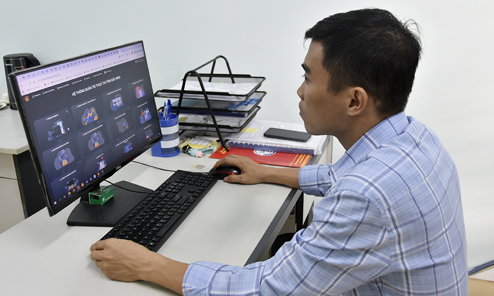 C&aacute;n bộ Trung t&acirc;m Đổi mới s&aacute;ng tạo v&agrave; Chuyển đổi số tỉnh thực hiện cấu h&igrave;nh giao diện hệ thống IOC.