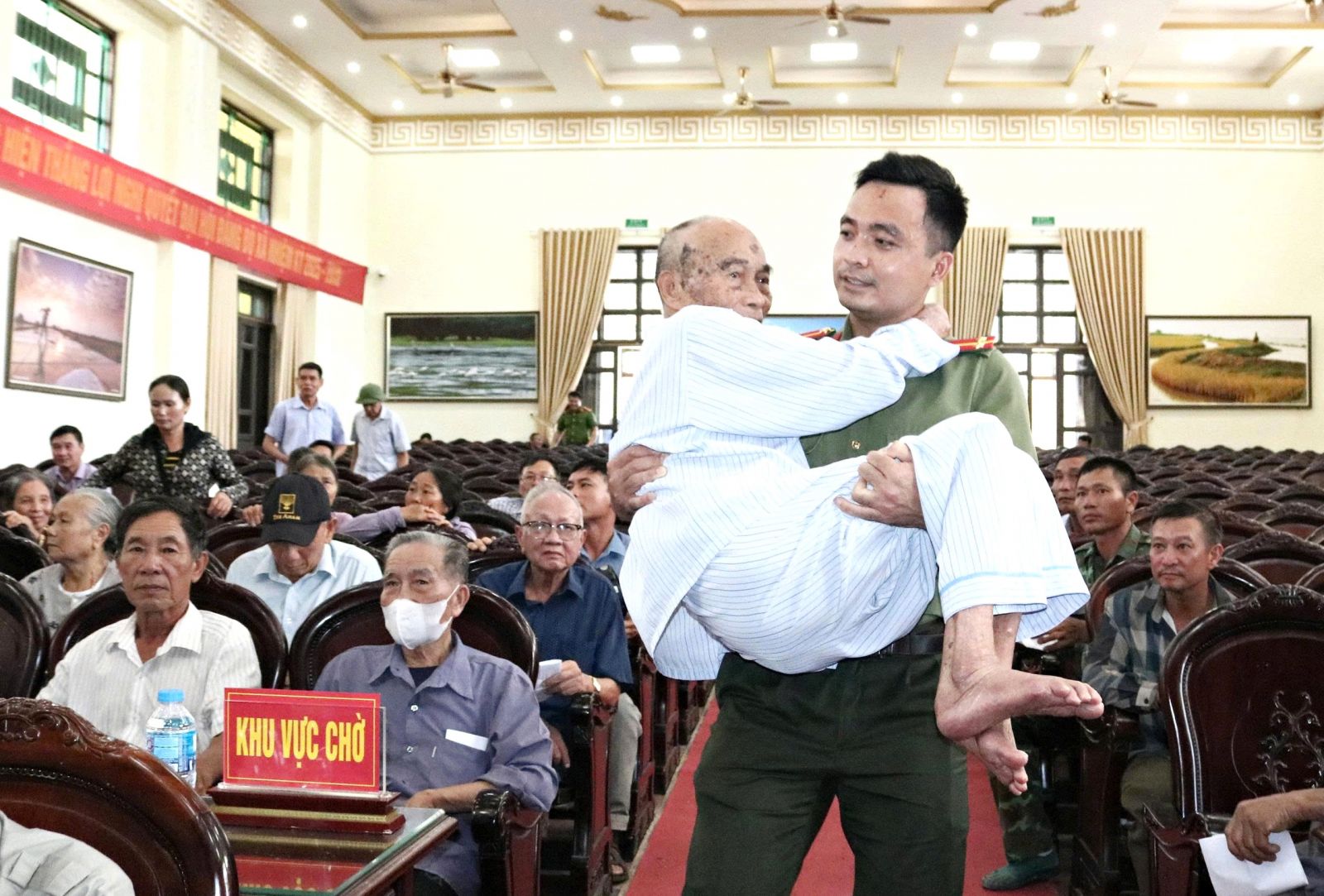 hình ảnh cán bộ, chiến sĩ Công an xã Giao Thủy cùng các đoàn viên thanh niên tận tình hướng dẫn, dìu đỡ các cụ già, hỗ trợ thân nhân liệt sĩ hoàn thiện thủ tục và lấy mẫu sinh phẩm đã để lại nhiều tình cảm tốt đẹp trong lòng người dân. Những việc làm thiết thực ấy tiếp tục lan tỏa hình ảnh đẹp về người chiến sĩ Công an nhân dân bản lĩnh, nhân văn, gần dân, vì Nhân dân phục vụ. hình ảnh cán bộ, chiến sĩ Công an xã Giao Thủy cùng các đoàn viên thanh niên tận tình hướng dẫn, dìu đỡ các cụ già, hỗ trợ thân nhân liệt sĩ hoàn thiện thủ tục và lấy mẫu sinh phẩm đã để lại nhiều tình cảm tốt đẹp trong lòng người dân. Những việc làm thiết thực ấy tiếp tục lan tỏa hình ảnh đẹp về người chiến sĩ Công an nhân dân bản lĩnh, nhân văn, gần dân, vì Nhân dân phục vụ.