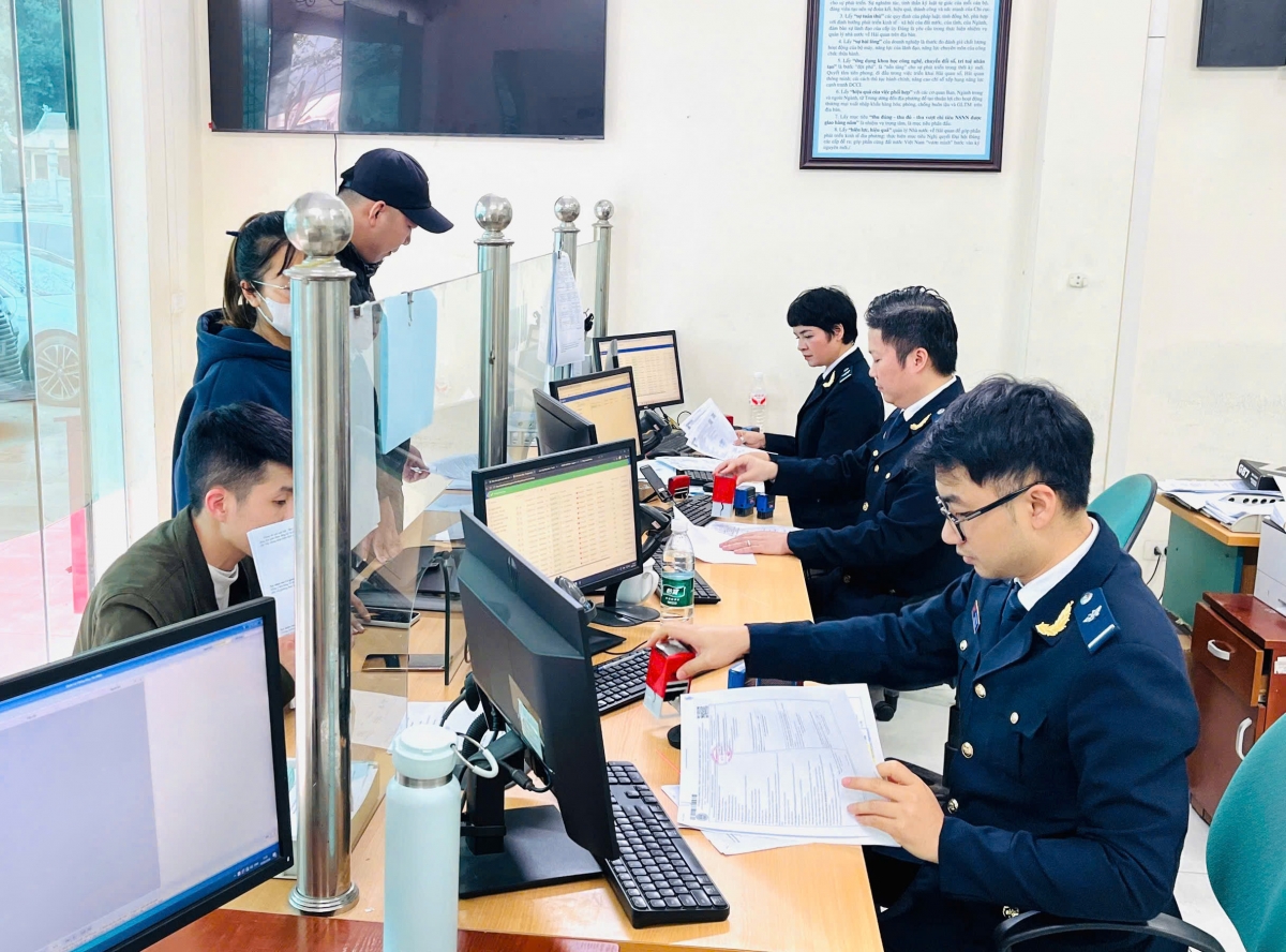 Hoạt động nghiệp vụ của công chức ngành Hải quan. Ảnh: kv02.customs.gov.vn Hoạt động nghiệp vụ của công chức ngành Hải quan. Ảnh: kv02.customs.gov.vn