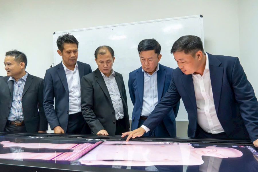TS. Nguyễn Mai Lâm - Hiệu trưởng Trường Đại học Tân tạo giới thiệu trang thiết bị phục vụ cho ngành y tại trường DH Tân Tạo với Đoàn đại biểu nước Cộng hòa Dân chủ Nhân dân Lào TS. Nguyễn Mai Lâm - Hiệu trưởng Trường Đại học Tân tạo giới thiệu trang thiết bị phục vụ cho ngành y tại trường DH Tân Tạo với Đoàn đại biểu nước Cộng hòa Dân chủ Nhân dân Lào