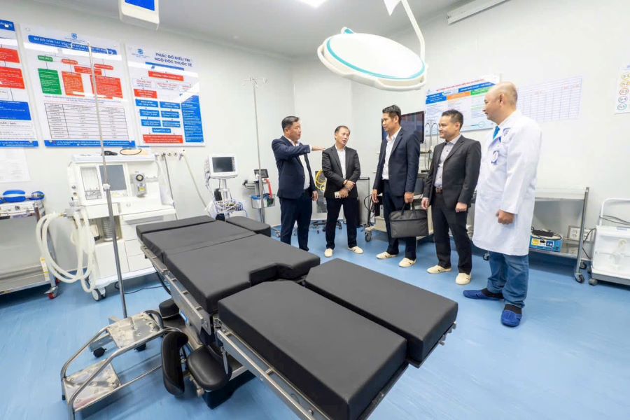 Đoàn đại biểu nước CHDCND Lào tham quan cơ sở vật chất, trang thiết bị tại Bệnh viện Đại học Y Tân tạo Đoàn đại biểu nước CHDCND Lào tham quan cơ sở vật chất, trang thiết bị tại Bệnh viện Đại học Y Tân tạo