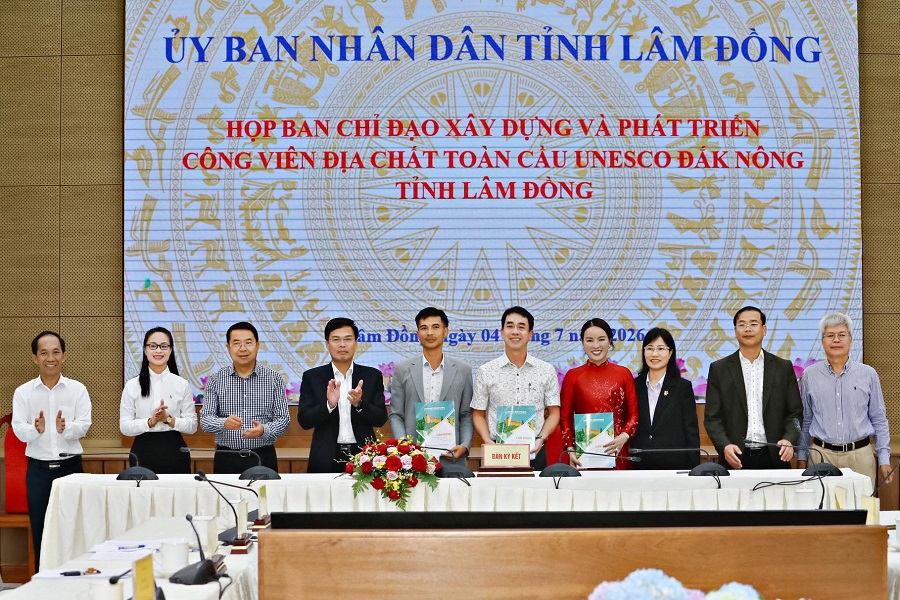 Ký kết công nhận đối tác chính thức của Công viên Địa chất toàn cầu UNESCO Đắk Nông với Công ty TNHH The Lake Hill Farm và Công ty TNHH Tư vấn đầu tư xây dựng và Dịch vụ du lịch Tây Nguyên Xanh (EVA Village). Ảnh: Hạ Chúc Ký kết công nhận đối tác chính thức của Công viên Địa chất toàn cầu UNESCO Đắk Nông với Công ty TNHH The Lake Hill Farm và Công ty TNHH Tư vấn đầu tư xây dựng và Dịch vụ du lịch Tây Nguyên Xanh (EVA Village). Ảnh: Hạ Chúc