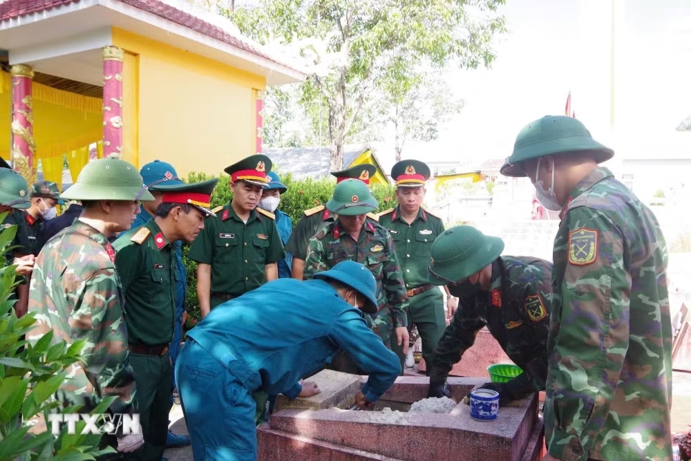 Lực lượng chuy&ecirc;n tr&aacute;ch tiến h&agrave;nh khai quật mộ liệt sỹ. (Ảnh: Mai Trang/TTXVN)