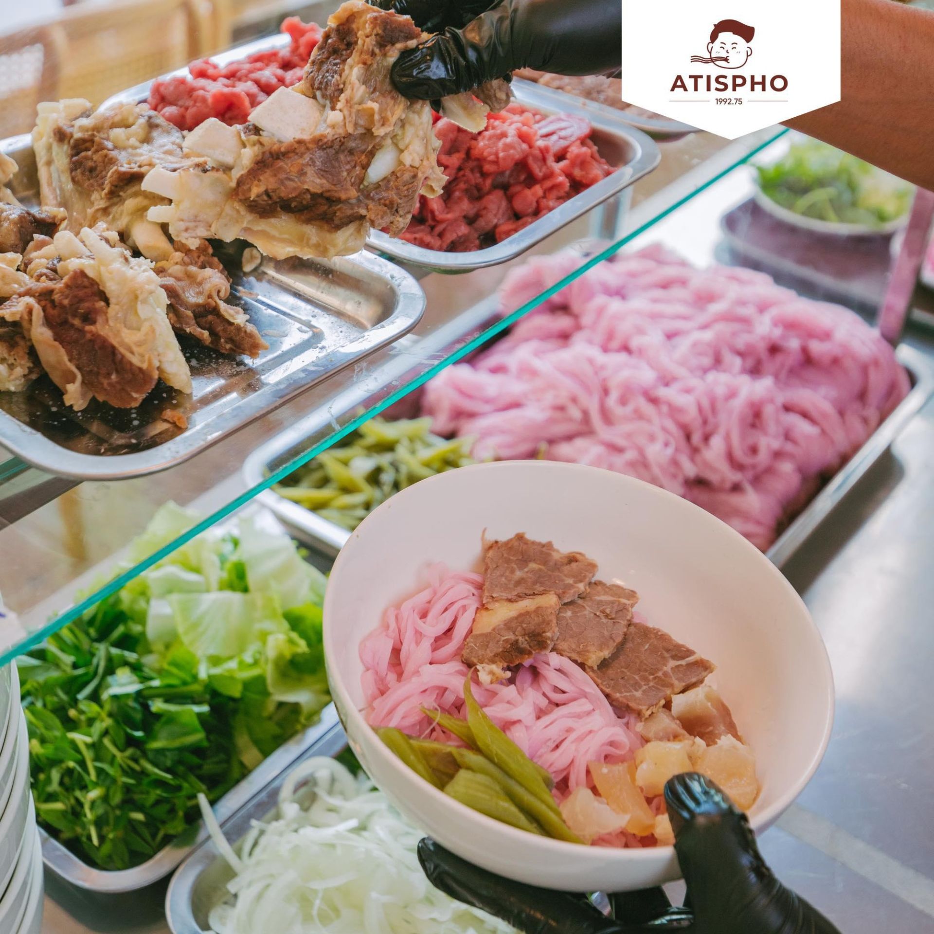 Phở Atiso Đà Lạt cũng có những loại topping cơ bản như tái, nạm, gầu, gân nhưng hương vị ngọt đậm đà từ sườn bò thượng hạng và thanh mát từ thân cây Atiso. Phở Atiso Đà Lạt cũng có những loại topping cơ bản như tái, nạm, gầu, gân nhưng hương vị ngọt đậm đà từ sườn bò thượng hạng và thanh mát từ thân cây Atiso.