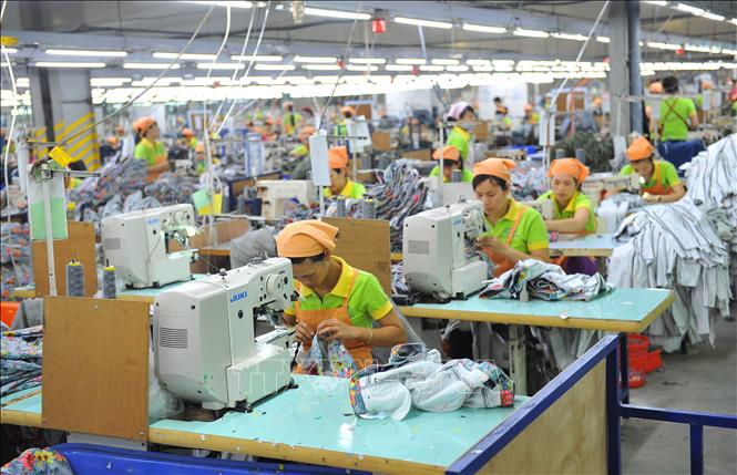Thu nhập người lao động khởi sắc, áp lực chi phí sinh hoạt vẫn hiện hữu