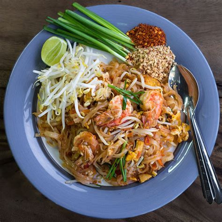 Một đĩa Pad Thai cổ điển với m&igrave; gạo x&agrave;o t&ocirc;m, trứng, gi&aacute; đỗ, hẹ, đậu phộng rang gi&atilde; nhỏ v&agrave; chanh tươi