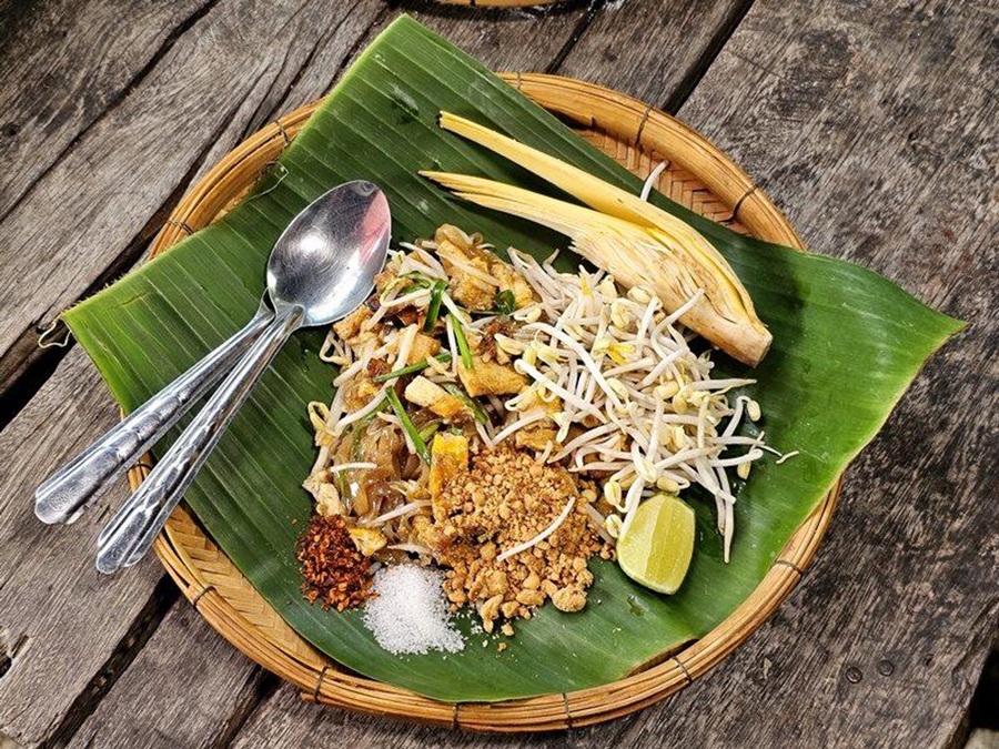 Pad Thai thường xuất hiện tại c&aacute;c gian h&agrave;ng ẩm thực, chợ đ&ecirc;m v&agrave; những bữa tiệc cộng đồng