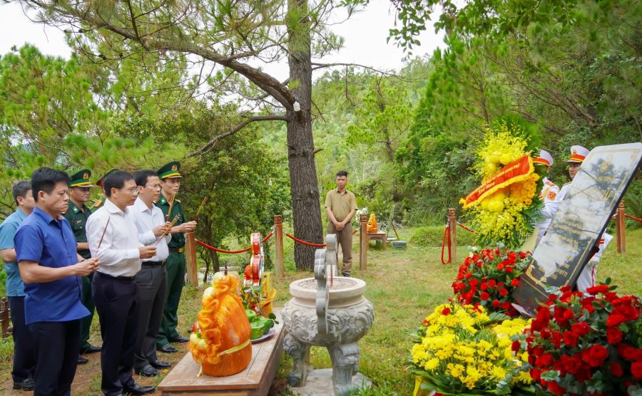Phó Mansion88 Casino & Thể Thao Link Mới Nguyễn Văn Thắng dâng hương, tri ân Đại tướng Võ Nguyên Giáp