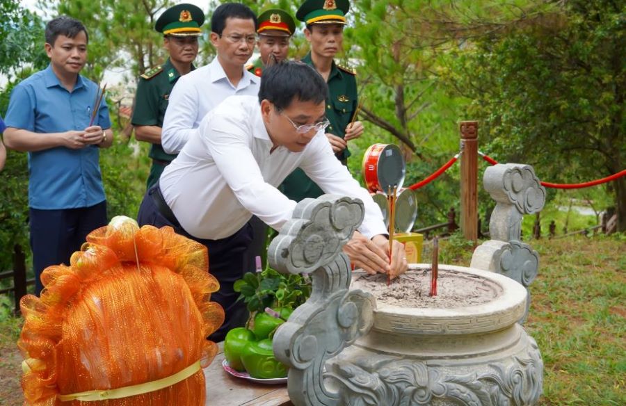 Phó Thủ tướng Chính phủ Nguyễn Văn Thắng dâng hương tưởng niệm Đại tướng Võ Nguyên Giáp Phó Thủ tướng Chính phủ Nguyễn Văn Thắng dâng hương tưởng niệm Đại tướng Võ Nguyên Giáp