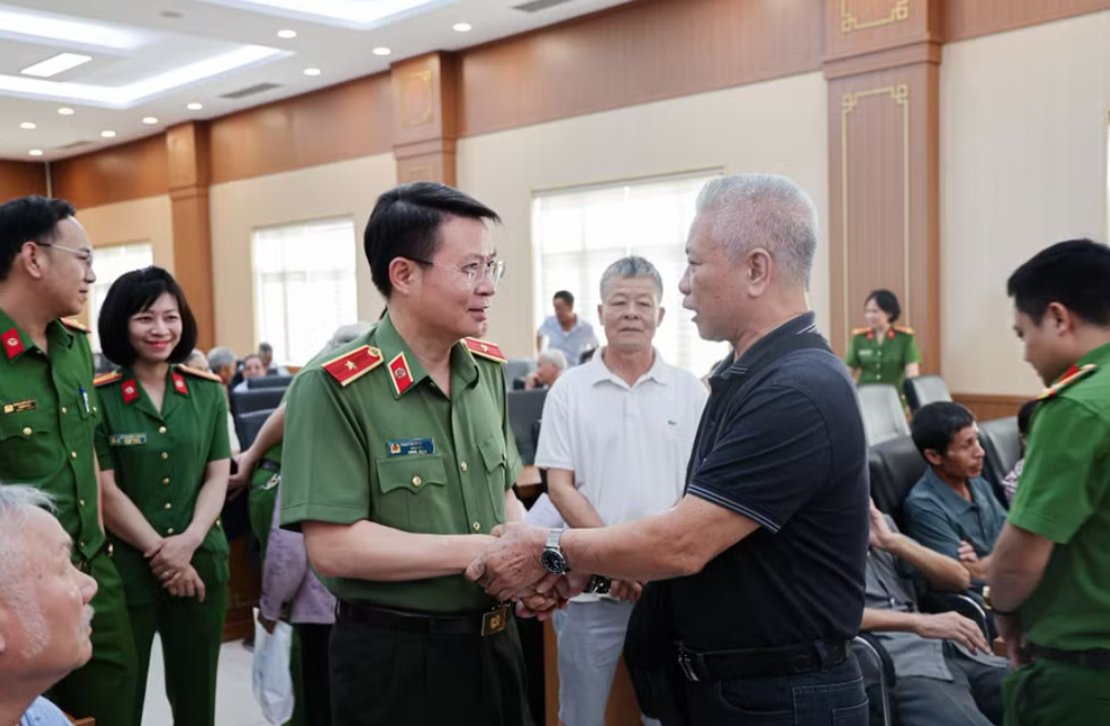 Thiếu tướng Nguyễn Minh Tuấn, Gi&aacute;m đốc C&ocirc;ng an tỉnh Ph&uacute; Thọ thăm hỏi th&acirc;n nh&acirc;n gia đ&igrave;nh liệt sĩ. Ảnh: CA Ph&uacute; Thọ