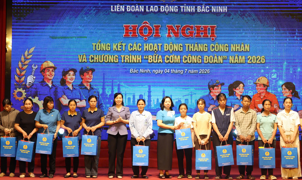 C&aacute;c đồng ch&iacute; Th&aacute;i Thu Xương v&agrave; Nguyễn Thị H&agrave; trao qu&agrave; động vi&ecirc;n người lao động c&oacute; ho&agrave;n cảnh kh&oacute; khăn.