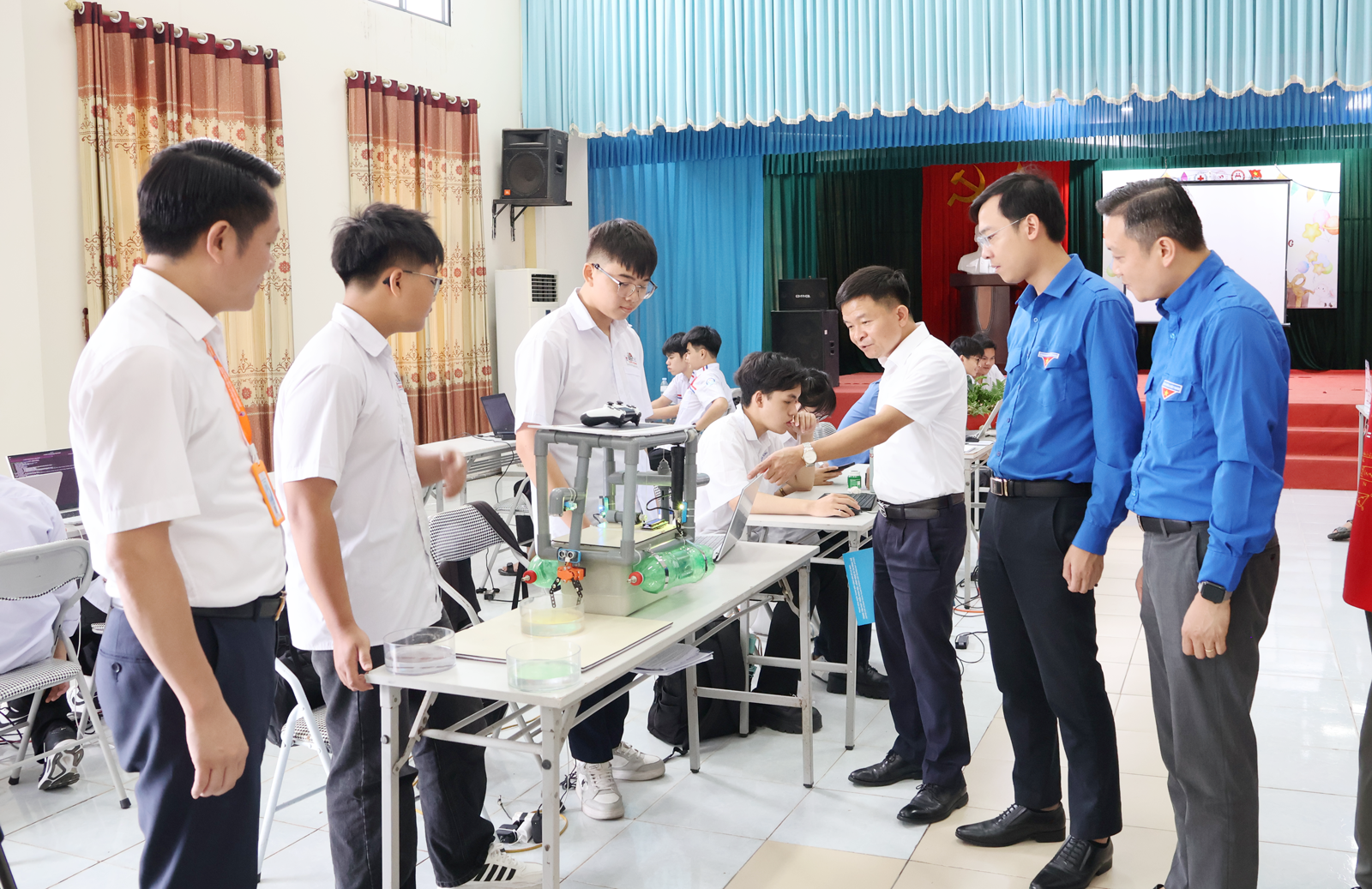 Các đại biểu động viên các thí sinh tham gia phần thi sản phẩm sáng tạo tại Vòng Khu vực miền Bắc Hội thi. Các đại biểu động viên các thí sinh tham gia phần thi sản phẩm sáng tạo tại Vòng Khu vực miền Bắc Hội thi.