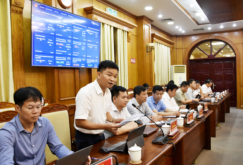 Ph&oacute; Gi&aacute;m đốc Sở Khoa học v&agrave; C&ocirc;ng nghệ thực hiện truy xuất dữ liệu từ hệ thống IOC tại hội nghị thường kỳ th&aacute;ng 6 của UBND tỉnh.