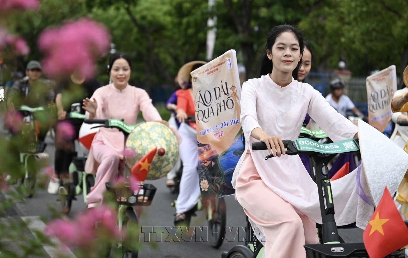 Huế: 200 người đạp xe trong tà áo dài lan tỏa thông điệp du lịch xanh