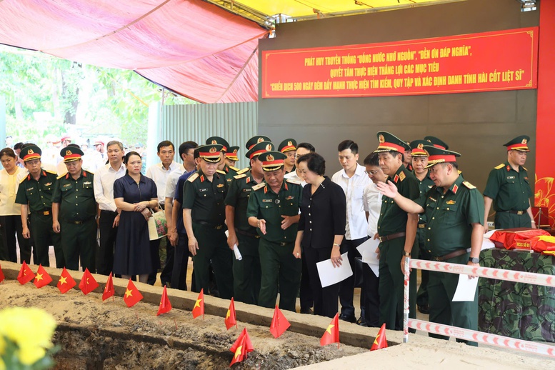 Ph&oacute; Thủ tướng Phạm Thị Thanh Tr&agrave; nghe c&aacute;c đơn vị b&aacute;o c&aacute;o c&ocirc;ng t&aacute;c chuẩn bị cho lễ triển khai t&igrave;m kiếm, quy tập h&agrave;i cốt liệt sĩ tại C&ocirc;ng vi&ecirc;n L&ecirc; Thị Ri&ecirc;ng. Ảnh: VGP/Thu Giang