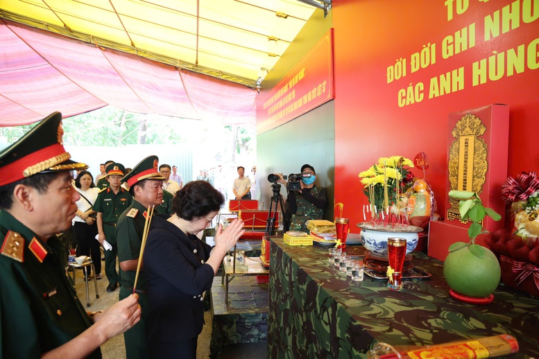 Ph&oacute; Thủ tướng Phạm Thị Thanh Tr&agrave; thắp hương tại khu vực chuẩn bị cho lễ triển khai t&igrave;m kiếm, quy tập h&agrave;i cốt liệt sĩ tại C&ocirc;ng vi&ecirc;n L&ecirc; Thị Ri&ecirc;ng. Ảnh: VGP/Thu Giang
