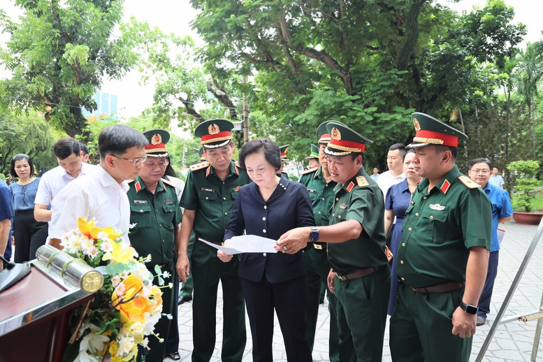 Ph&oacute; Thủ tướng Phạm Thị Thanh Tr&agrave; kiểm tra kịch bản Lễ triển khai t&igrave;m kiếm, quy tập h&agrave;i cốt liệt sĩ tại C&ocirc;ng vi&ecirc;n L&ecirc; Thị Ri&ecirc;ng - Ảnh: VGP/Thu Giang