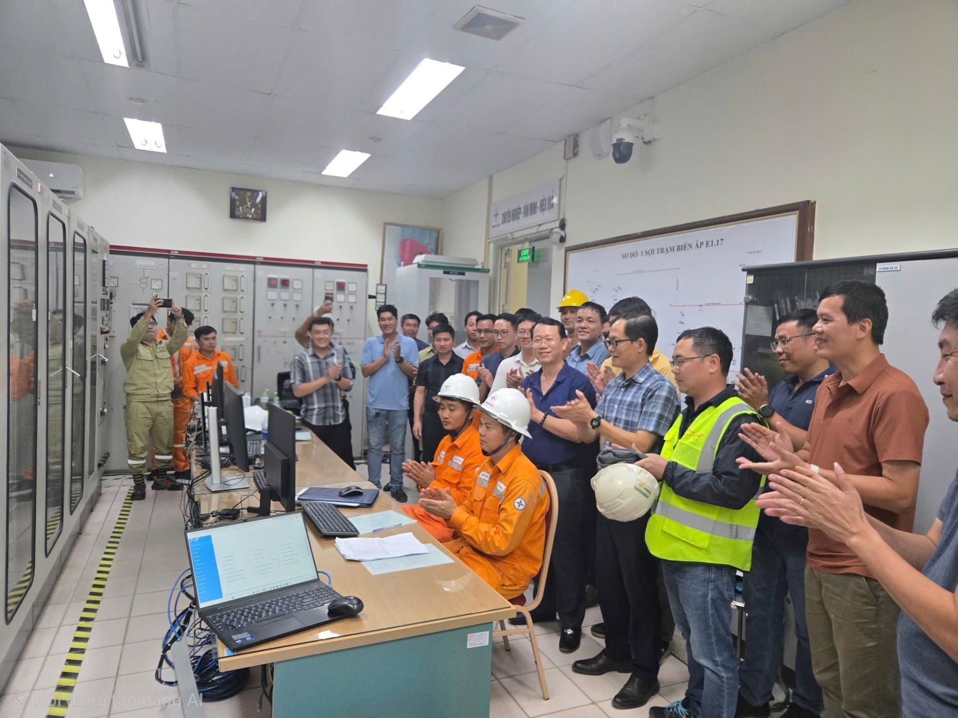 Cán bộ nhân viên EVNHANOI và các đơn vị liên quan chứng kiến đóng điện thành công hệ thống BESS tại Trạm biến áp 110kV Bắc Thăng Long ngày 5/7/2026 Cán bộ nhân viên EVNHANOI và các đơn vị liên quan chứng kiến đóng điện thành công hệ thống BESS tại Trạm biến áp 110kV Bắc Thăng Long ngày 5/7/2026