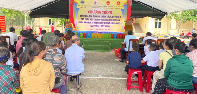 Quảng Trị: Trao 300 suất quà tri ân gia đình chính sách, học sinh có hoàn cảnh khó khăn