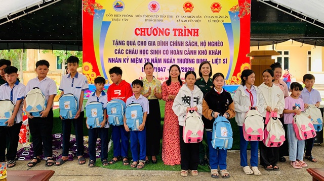 C&aacute;c đại biểu trao qu&agrave; cho nh&acirc;n d&acirc;n v&agrave; học sinh.