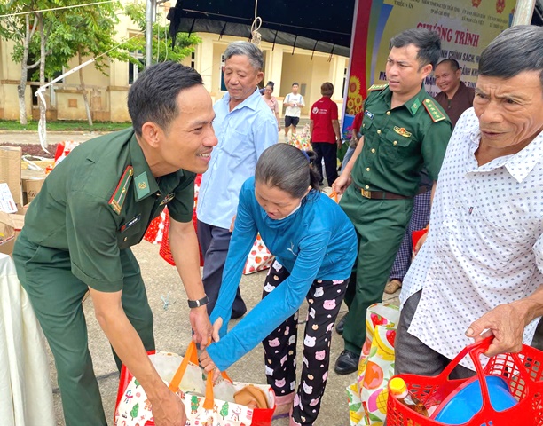 Trao qu&agrave; cho nh&acirc;n d&acirc;n.