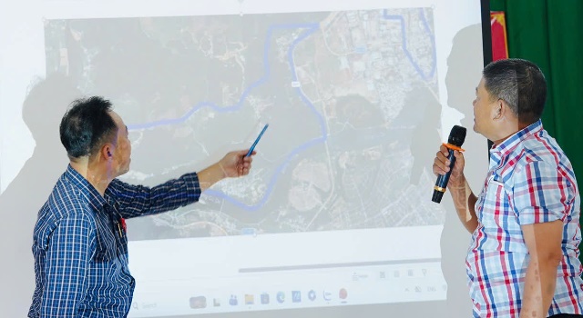 Đại diện nhà đầu tư giới thiệu Dự án. Đại diện nhà đầu tư giới thiệu Dự án.