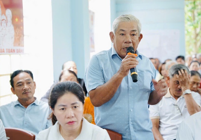 Người dân Trường Định phát biểu. Người dân Trường Định phát biểu.