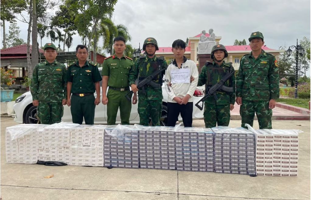 Tây Ninh: Bắt giữ ô tô vận chuyển gần 4.000 bao thuốc lá ngoại nhập lậu