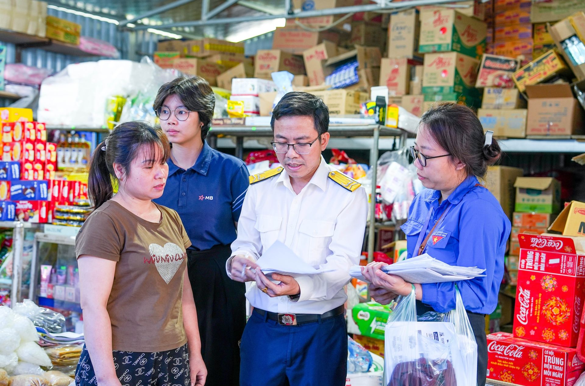 Công chức Thuế TP. Hà Nội hướng dẫn hộ kinh doanh tuân thủ pháp luật thuế. Ảnh: TN Công chức Thuế TP. Hà Nội hướng dẫn hộ kinh doanh tuân thủ pháp luật thuế. Ảnh: TN