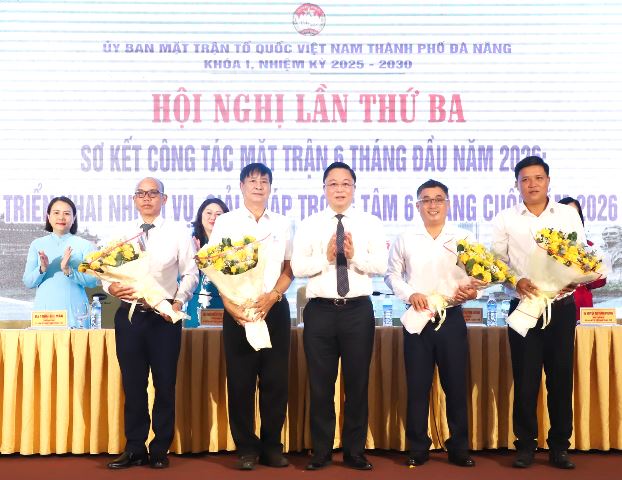 Chủ tịch Ủy ban MTTQ Việt Nam thành phố Lê Trí Thanh (thứ 3, bên phải sang) tặng hoa chúc mừng 4 ủy viên Ủy ban MTTQ Việt Nam thành phố được bầu thay thế các ủy viên đã chuyển công tác. Ảnh: Ngọc Phú Chủ tịch Ủy ban MTTQ Việt Nam thành phố Lê Trí Thanh (thứ 3, bên phải sang) tặng hoa chúc mừng 4 ủy viên Ủy ban MTTQ Việt Nam thành phố được bầu thay thế các ủy viên đã chuyển công tác. Ảnh: Ngọc Phú